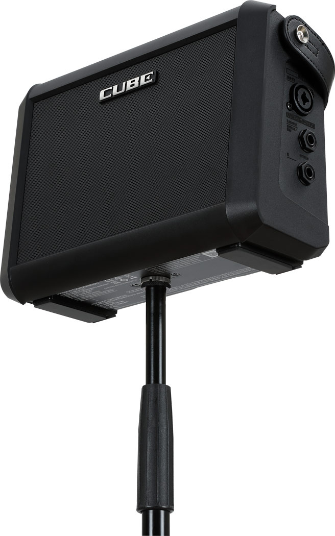 Roland CUBE Street MINI batteridriven musikerförstärkare på ett stativ