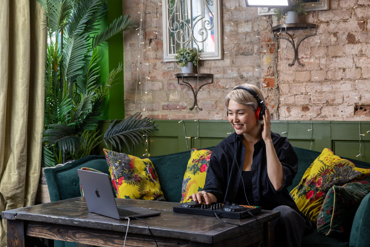 AlphaTheta DDJ-FLX2 DJ Controller