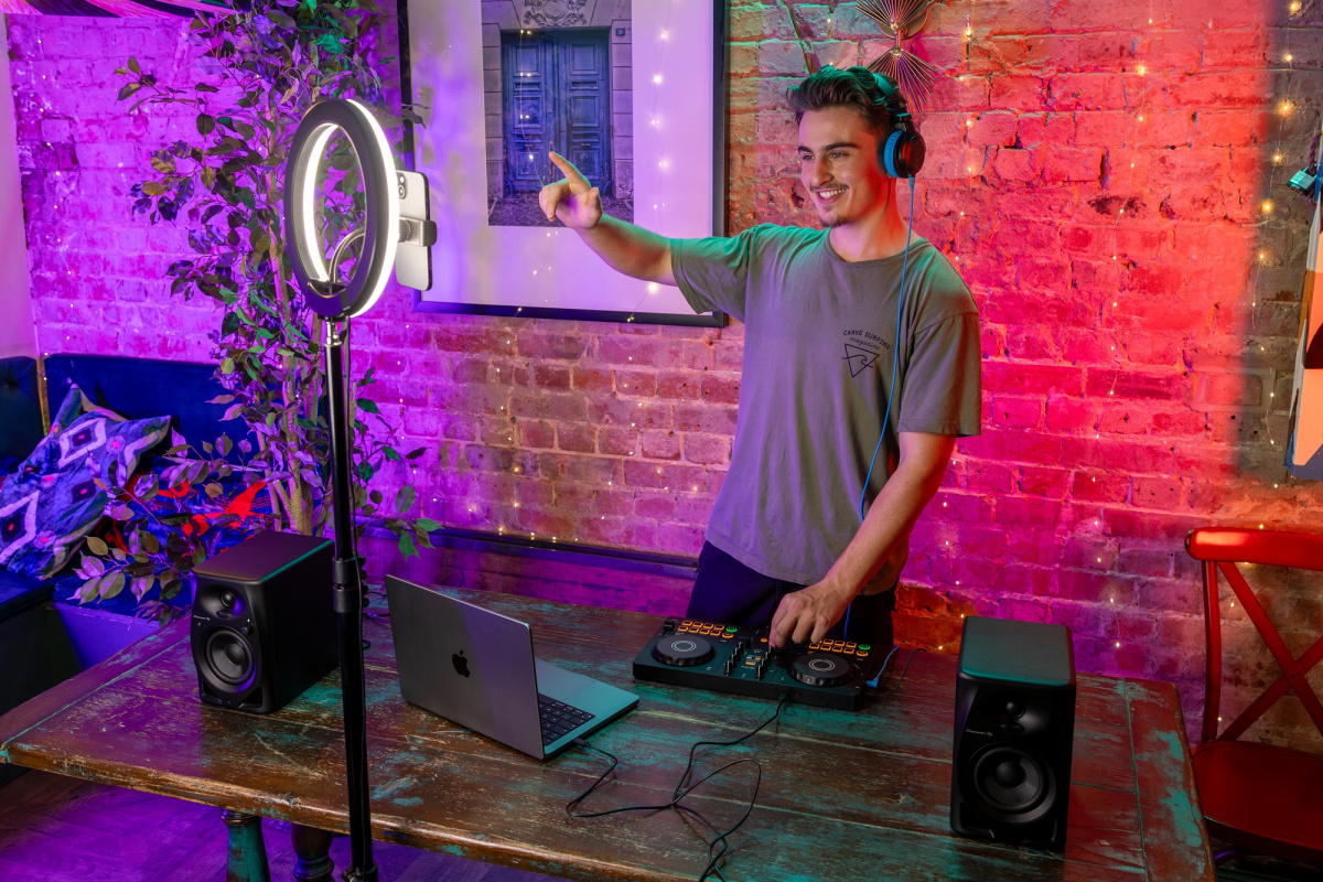 AlphaTheta DDJ-FLX2 DJ Controller