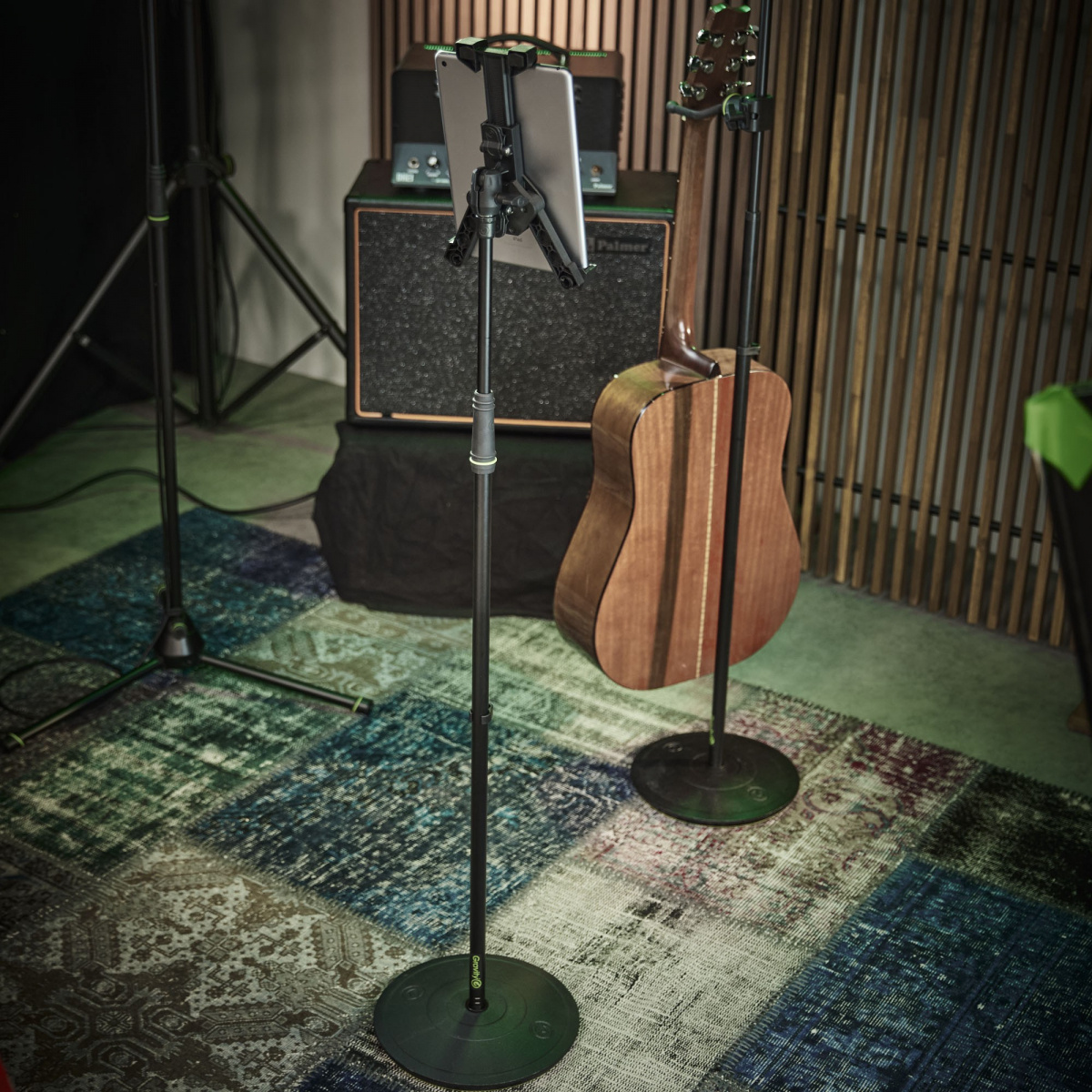 Komplett paket med stativ och h�llare f�r iPad