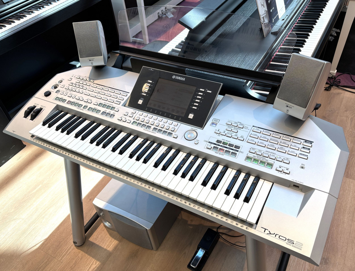 Yamaha Tyros 2 Bundle - begagnad