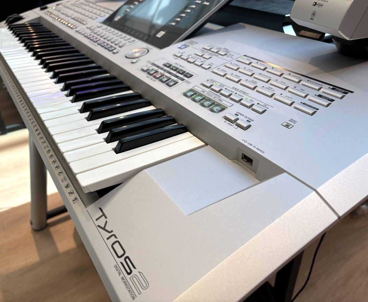 Yamaha Tyros 2 Bundle - begagnad