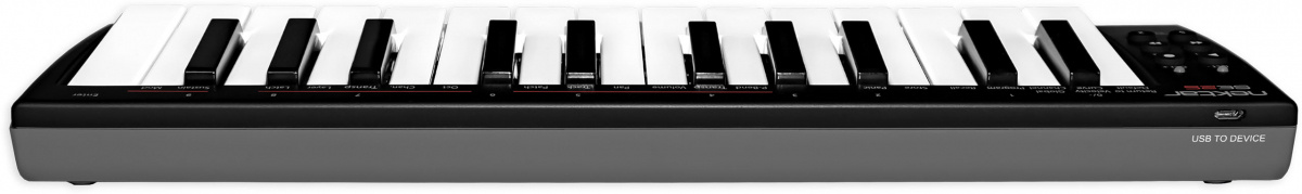 Baksidan av en Nektar SE25 kompakt MIDI keyboard