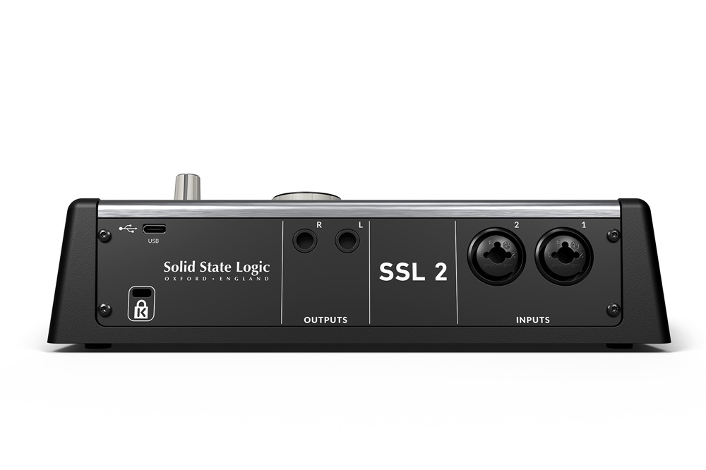 Baksida p� SSL 2 MKII med monitorutg�ngar och anslutningar