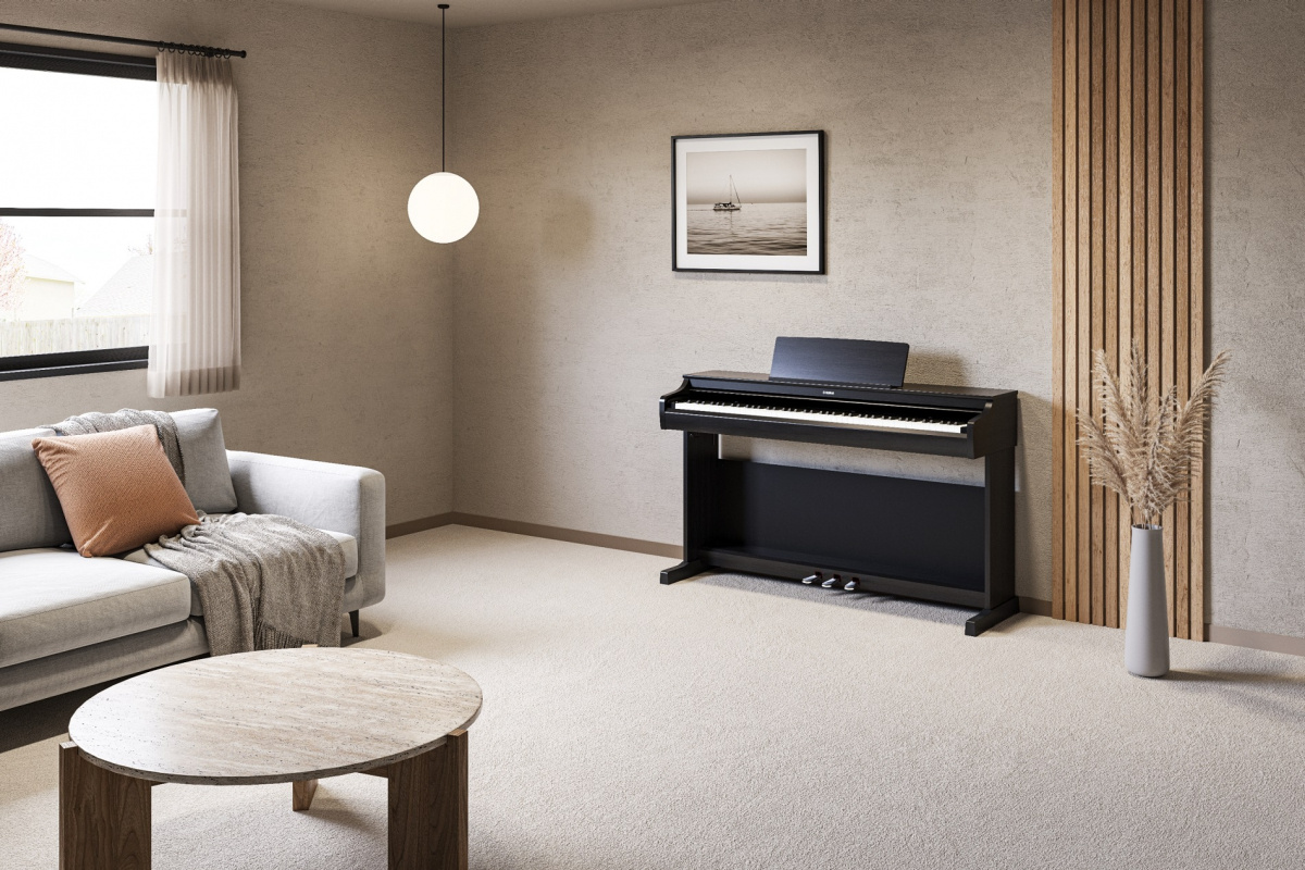 Yamaha YDP-166 digitalpiano i svart utf�rande i vardagsrummet