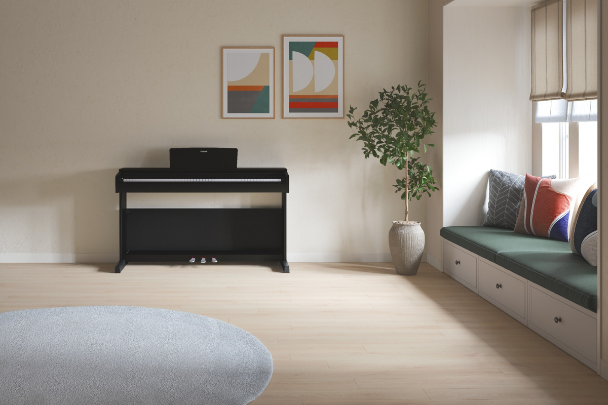 Svart Yamaha YDP-146 digitalpiano placerad i ett vardagsrum