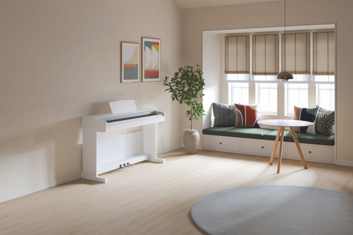 Yamaha YDP-146 Arius i vit finish placerad i ett modernt vardagsrum