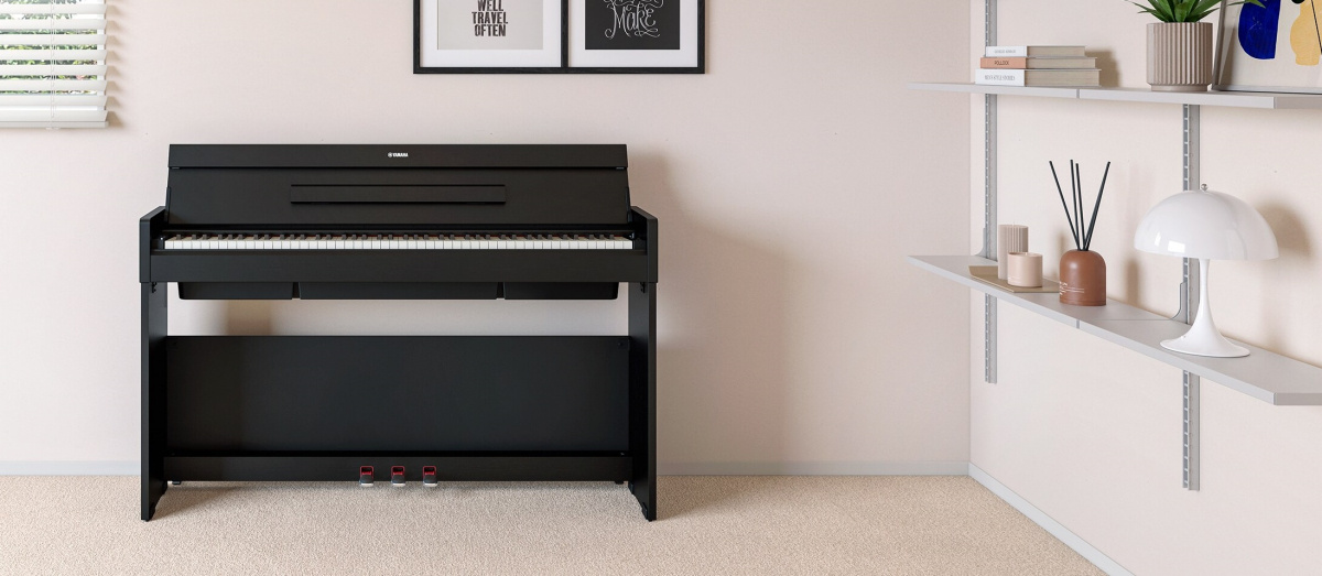Yamaha YDP-S36 digitalpiano i svart finish i ett vardagsrum