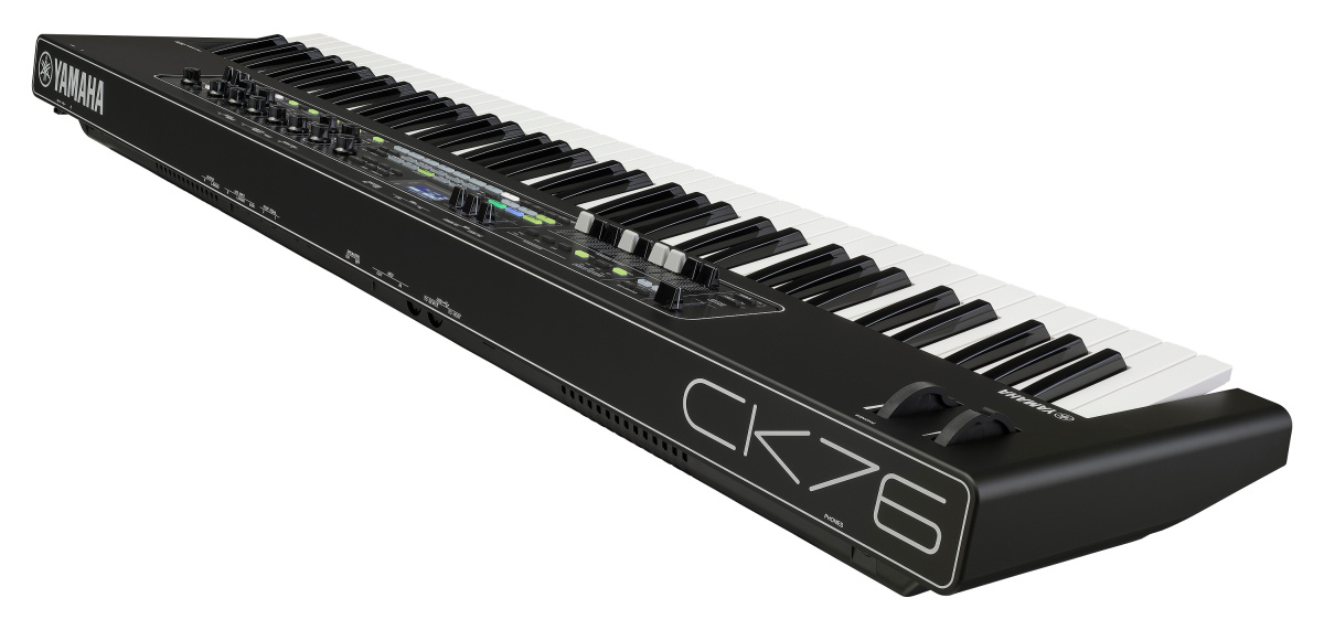 Yamaha CK76 stagekeyboard med 76 tangenter snett bakifrån