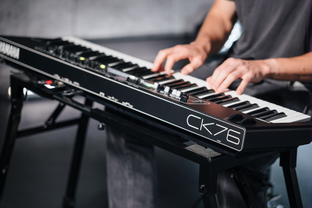 Yamaha CK76 med inbyggda stereohögtalare