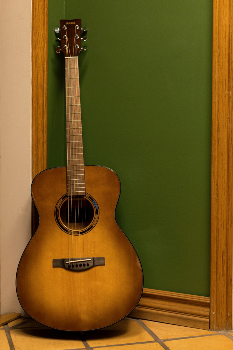 Yamaha TAS1E TransAcoustic st�lstr�ngad gitarr med inbyggda effekter